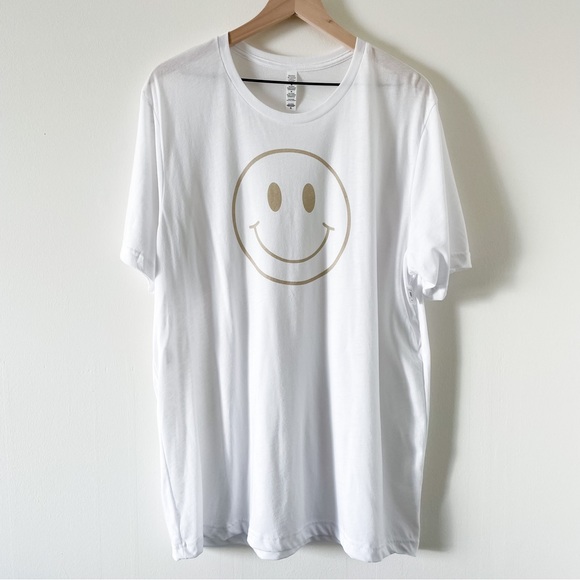 NWT Smiley T-Shirt - Picture 2 of 2